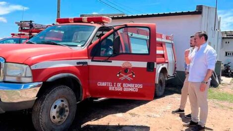 Entregan un camión autobomba para bomberos de Fraile Pintado