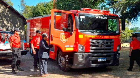 Entregaron una cisterna y nuevo equipamiento a Bomberos zapadores