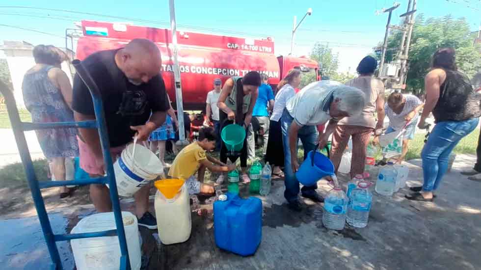 Vecinos reciben ayuda de los bomberos para abastecerse con bidones y botellas