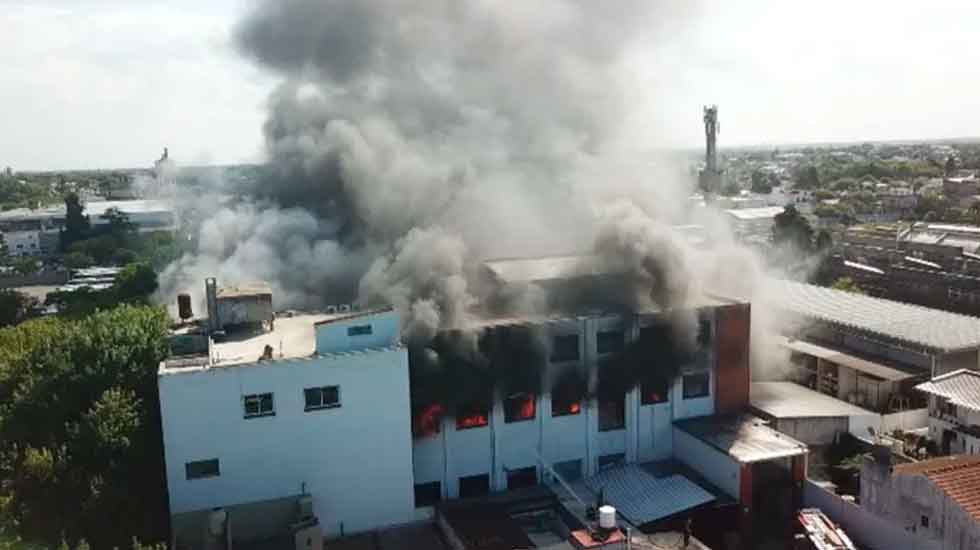 Vicente López: voraz incendio en una fábrica de plásticos