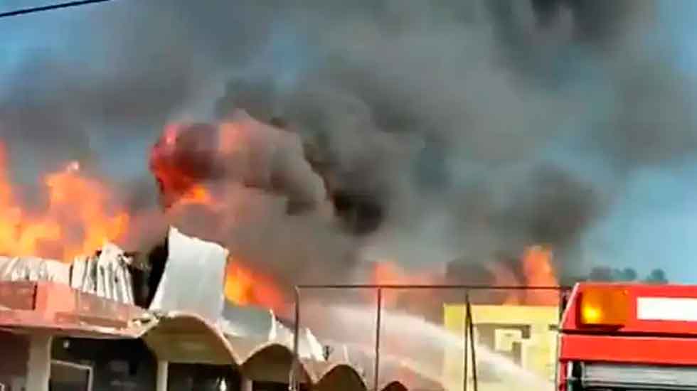 Bomberos combatieron un incendio en un aserradero de Malvinas Argentinas