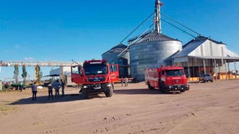 Arriesgada labor de bomberos para evitar un incendio en una planta de silos