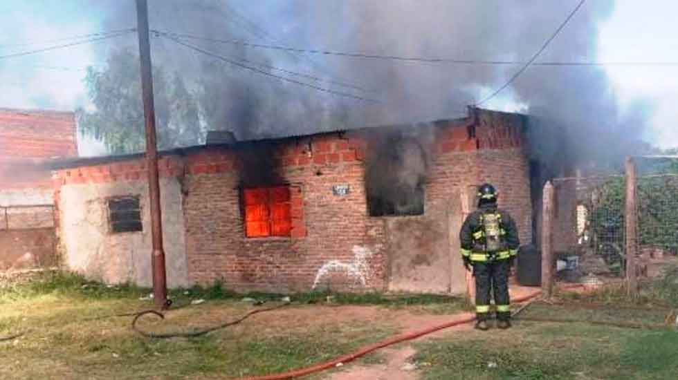 Dos bomberos lesionados en incendio de una vivienda