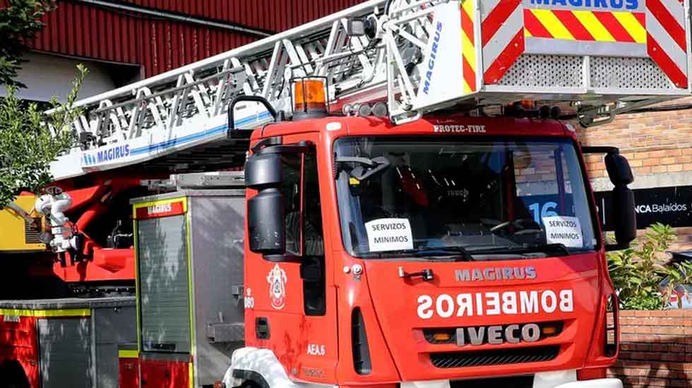 Los bomberos rescatan a un bebé atrapado dentro de un coche