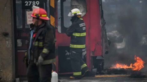 Bomberos controlaron un incendio en un playón de colectivos