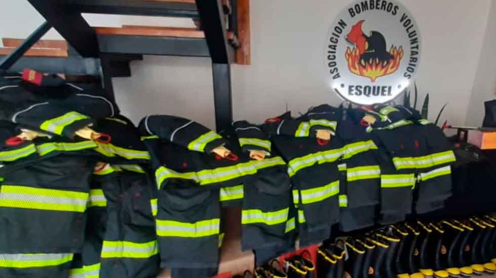 Entregaron nueva indumentaria para los Bomberos Voluntarios de Esquel