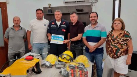 Carnerillo: Bomberos recibieron equipamientos y un aporte de 1 millón de pesos