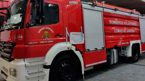 Bomberos de Lomas de Zamora con nuevo camión cisterna