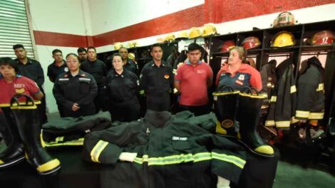 Fundación Pampa Energía entregó ropa a Bomberos de Plaza Huincul