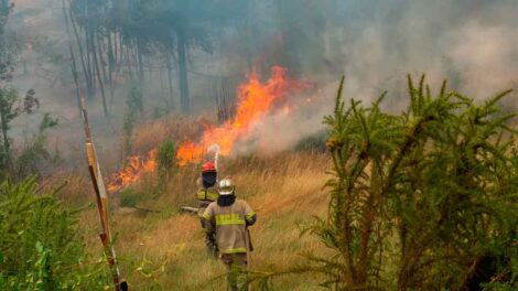 Bomberos lograron escapar del encierro que generó el fuego y el humo