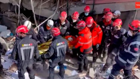 Bomberos de Madrid rescatan con vida a un hombre de 65 años en Turquía