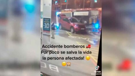 Un conductor se salva al ser aplastado por un camión de bomberos