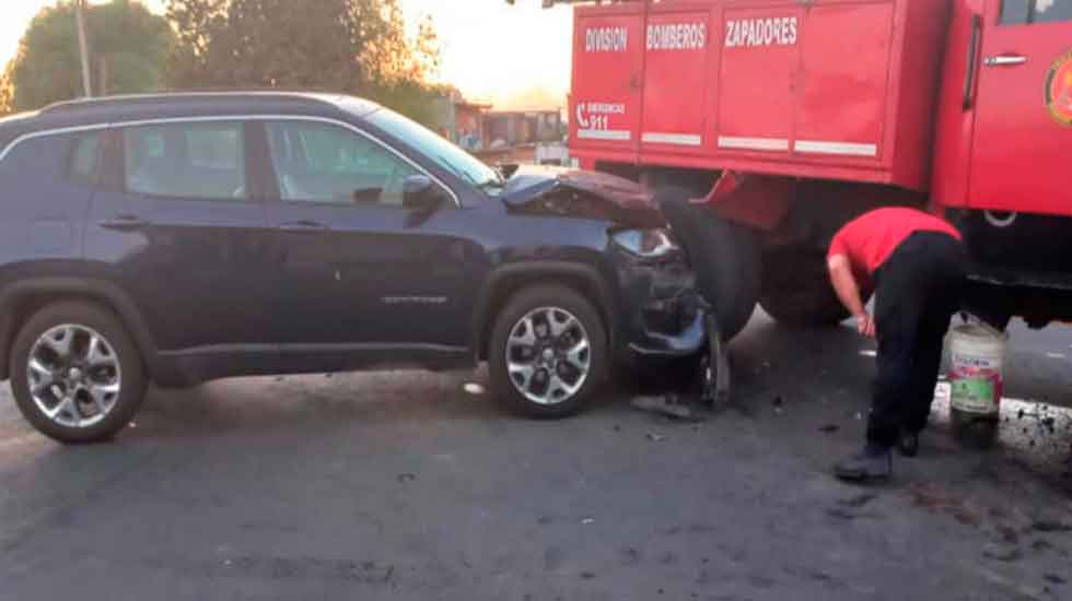 Choque de una camioneta contra un camión de bomberos