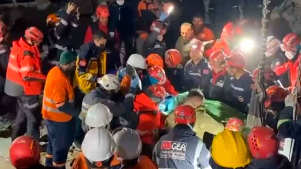 Bomberos españoles rescatan a una mujer que llevaba días sepultada