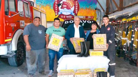 Entregaron botas al cuartel de Bomberos de voluntarios de Dolavon