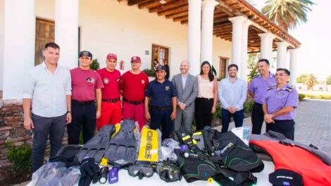 Entregan equipamiento para buzos a Bomberos de la Policía