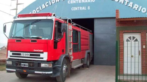 Apedrearon un camión de bomberos en Centenario