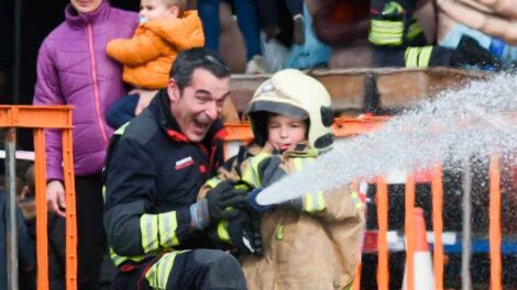 Los pequeños se montan en el camión de los bomberos de Bilbao