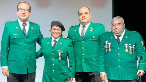 Distinguen a primera Bombera Teniente y Bombero Insigne en aniversario