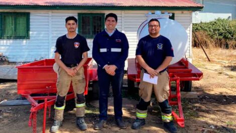 Oxiquim dona 2 carros a Cuerpo de Bomberos en Quintero