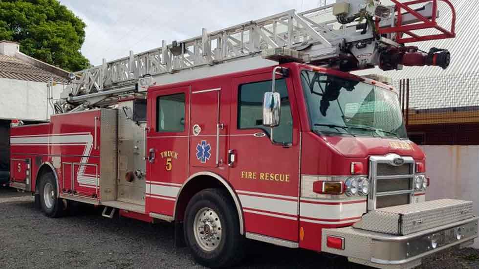 Bomberos Voluntarios de Sastre con nueva autobomba americana