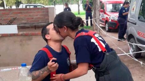 Se recibieron de bomberos y le propuso matrimonio ante sus colegas