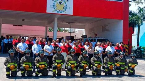 Dan equipamiento a Bomberos de Cancún