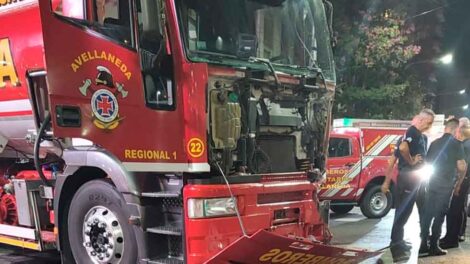 Violento choque entre un camión de bomberos y un colectivo