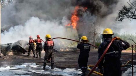 Se incendió el depósito de una estación de servicio y hay 4 bomberos heridos