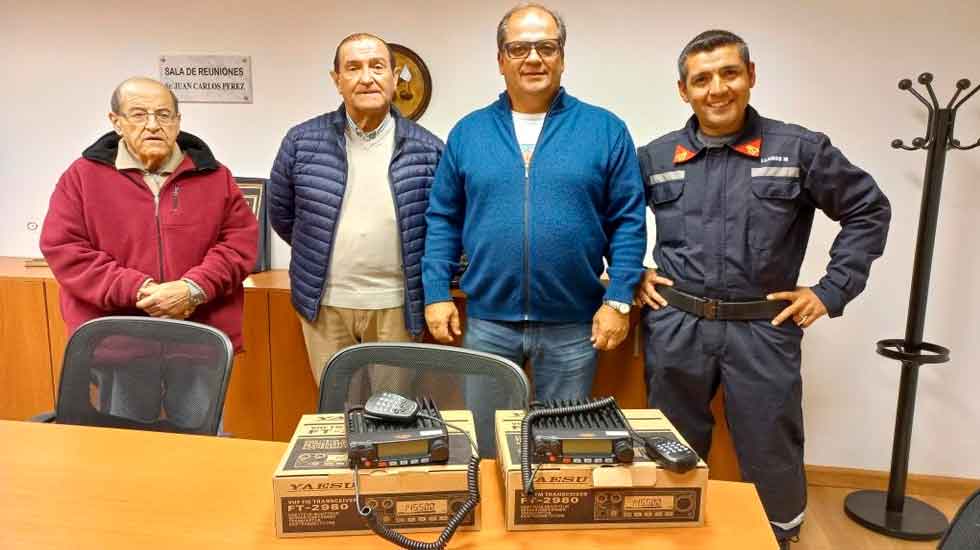 El Club Cazadores donó dos radios al cuerpo de Bomberos Voluntarios