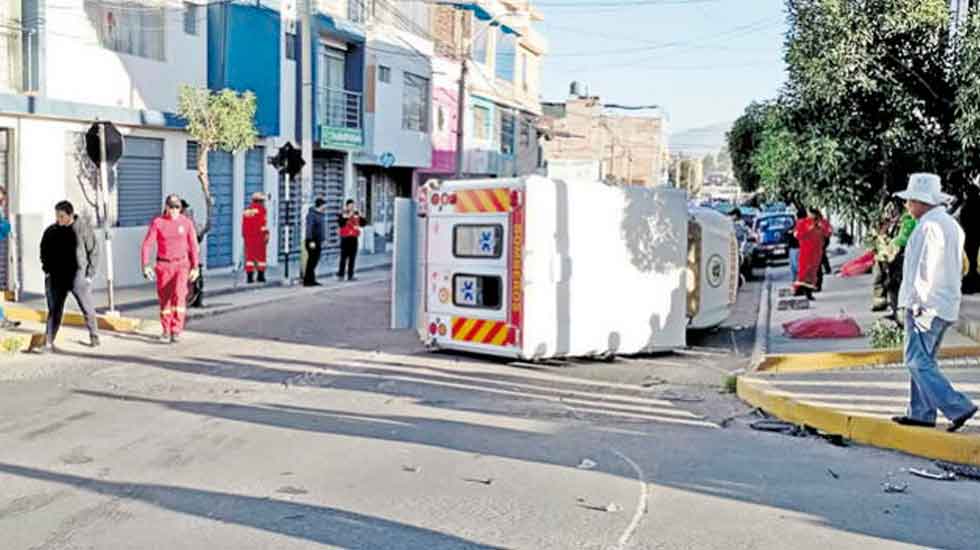 Miniván choca ambulancia y deja 4 bomberos heridos