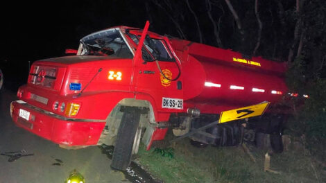 Volcamiento de camión aljibe del Cuerpo de Bomberos de Valdivia