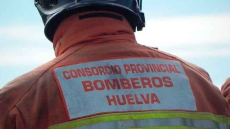 Dos bomberos heridos en el incendio en una casa de Calañas