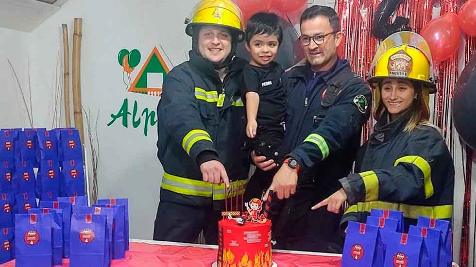 Bomberos sorprendieron a un pequeño fanático en su cumpleaños