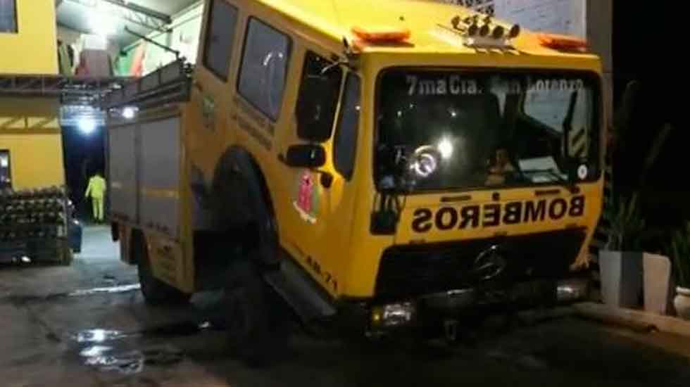 Bomberos venden pizzas para cubrir gastos de su cuartel