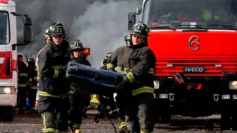 Fuera de riesgo están bomberos lesionados en incendio