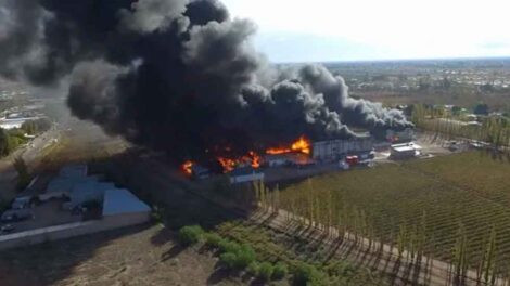 Voraz incendio consumió a una importante fábrica de Mendoza