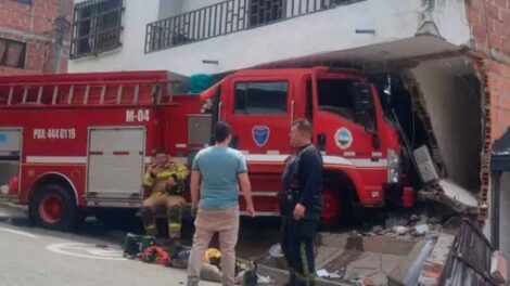 Carro de bomberos chocó contra vivienda tras atender emergencia