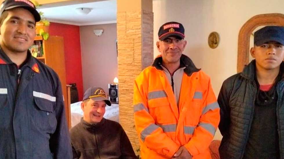 Tres bomberos jujeños viajaron a dedo a Bariloche para retirar un  autobomba