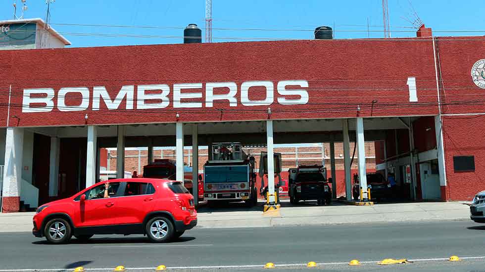 Bomberos aun batallan con la falta de equipamiento