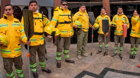 Entregan indumentaria a bomberos forestales Cochabamba
