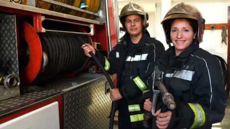 Se conocieron siendo bomberos y no se imaginan la vida lejos del cuartel