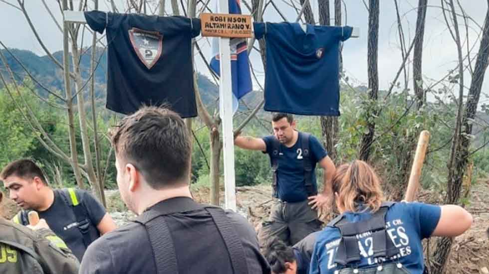 Bomberos levanta cruz en recuerdo de voluntario mártir