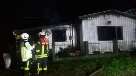 Una bombera lesionada deja incendio de vivienda en Valdivia