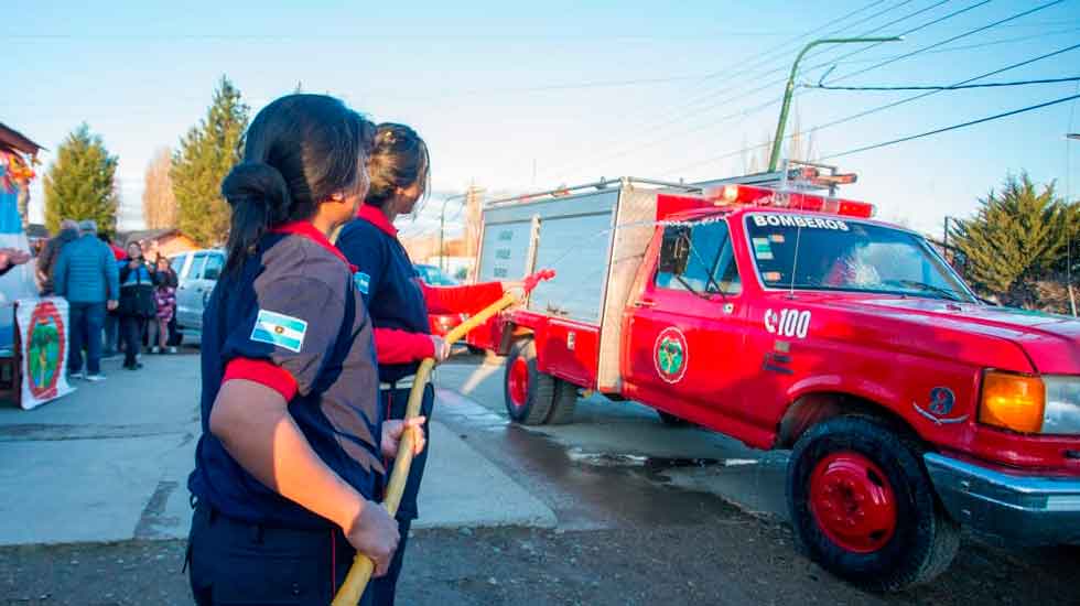 Bomberos voluntarios de Gualjaina recibieron su primer móvil