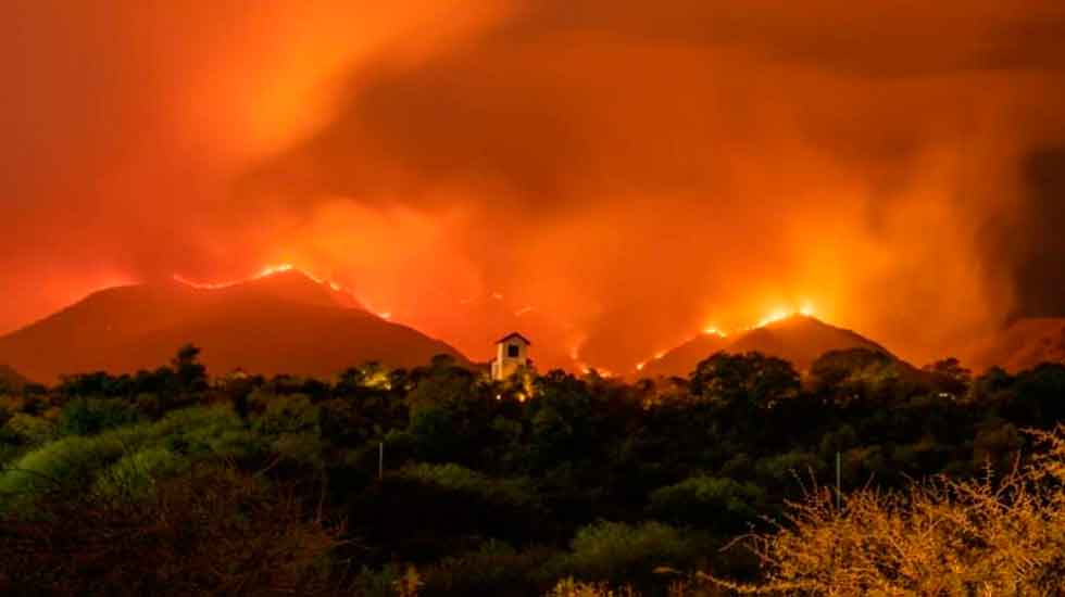 Bomberos combaten un voraz incendio en el Cerro Uritorco