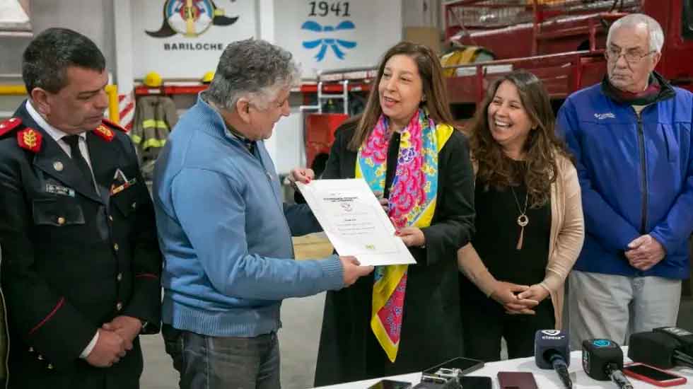 Entregaron la escritura de un lote a los Bomberos de Bariloche