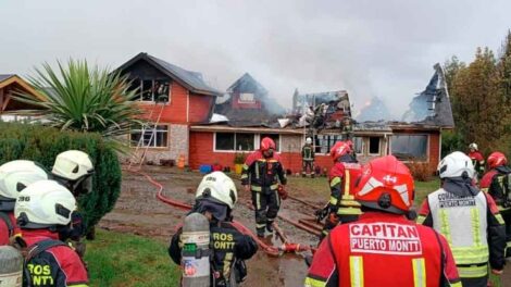 Una bombera lesionada dejó incendio de casona en Alerce