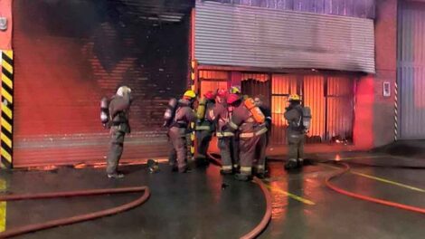 Tres bomberos heridos en Incendio en maderera de Quilmes