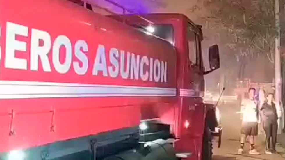 Bomberos reportan incendio de una fábrica en San Lorenzo